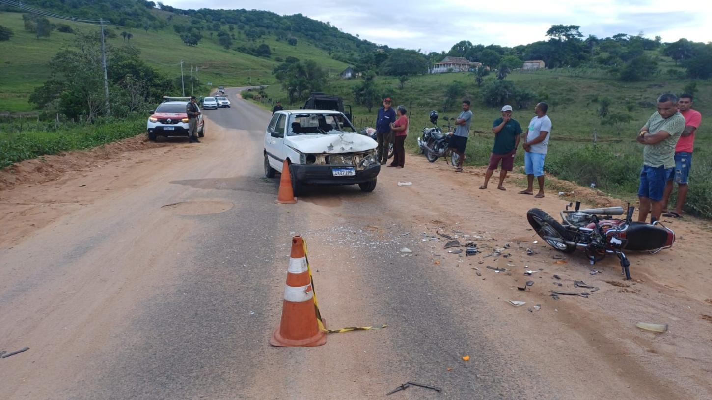 Grave acidente é registrado em Água Branca envolvendo colisão entre carro e motocicleta