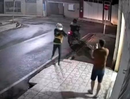 Assaltantes rendem trabalhadores em estabelecimento comercial em Pariconha e roubam dinheiro e objetos 