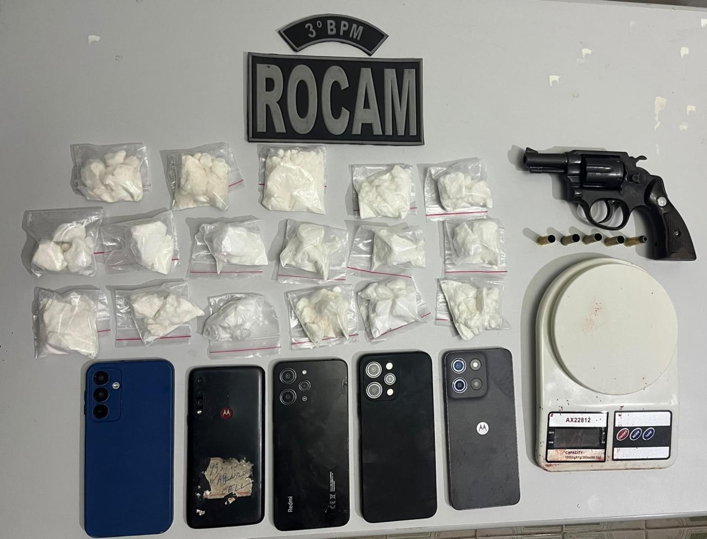 PM apreende uma arma, cerca de um quilo de drogas, seis celulares e uma motocicleta no interior de Alagoas