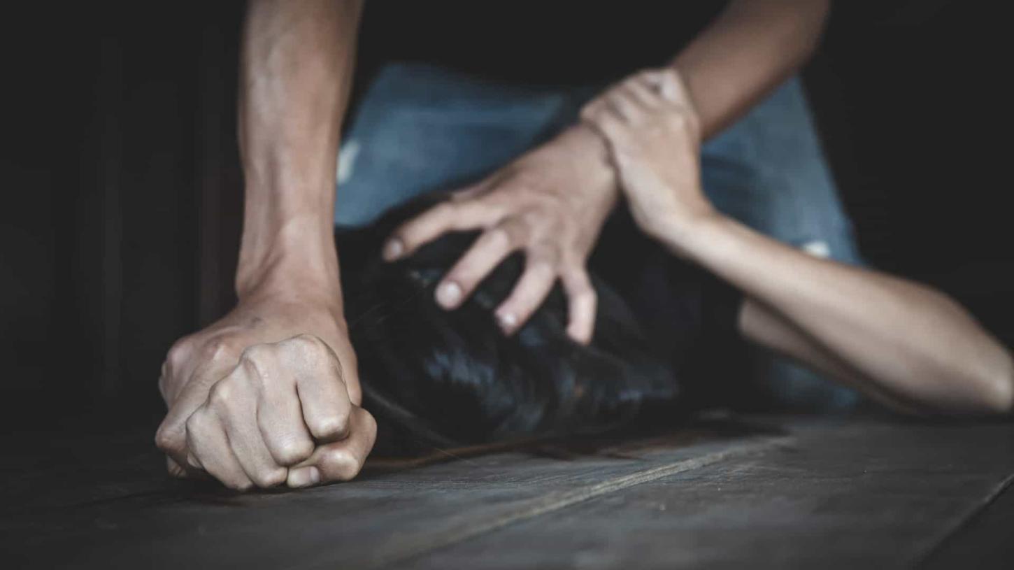 Suspeito de abusar da enteada por seis anos é preso com armas em Delmiro Gouveia 