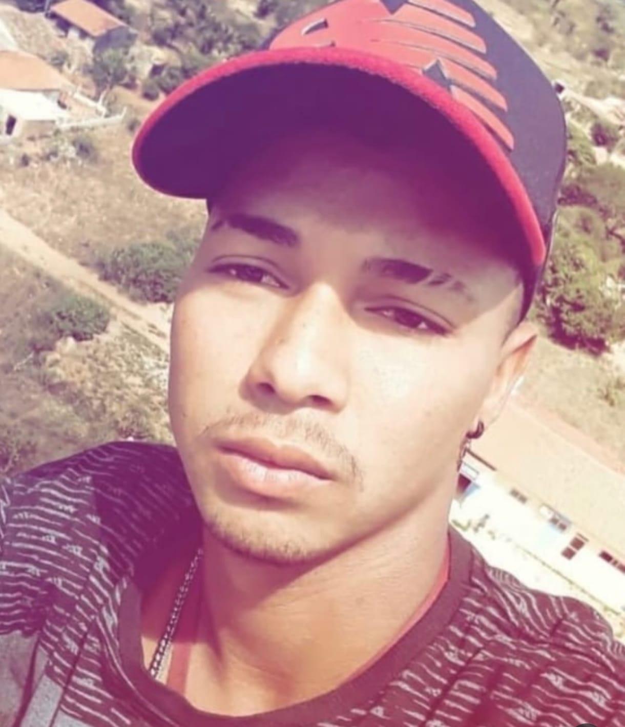 Grave acidente entre carro e moto deixa jovem morto na AL-145 em Água Branca