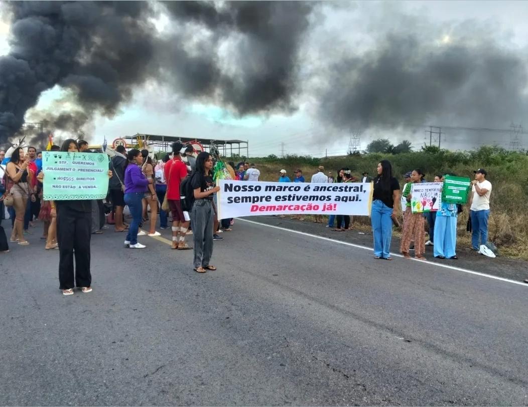 Indígenas bloqueiam trecho da BR-423 em Alagoas em protesto contra o Marco Temporal