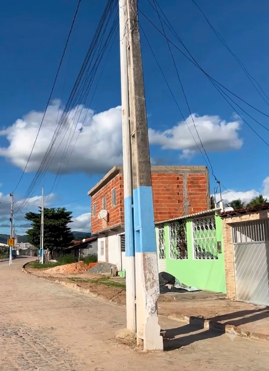 Poste no meio da rua