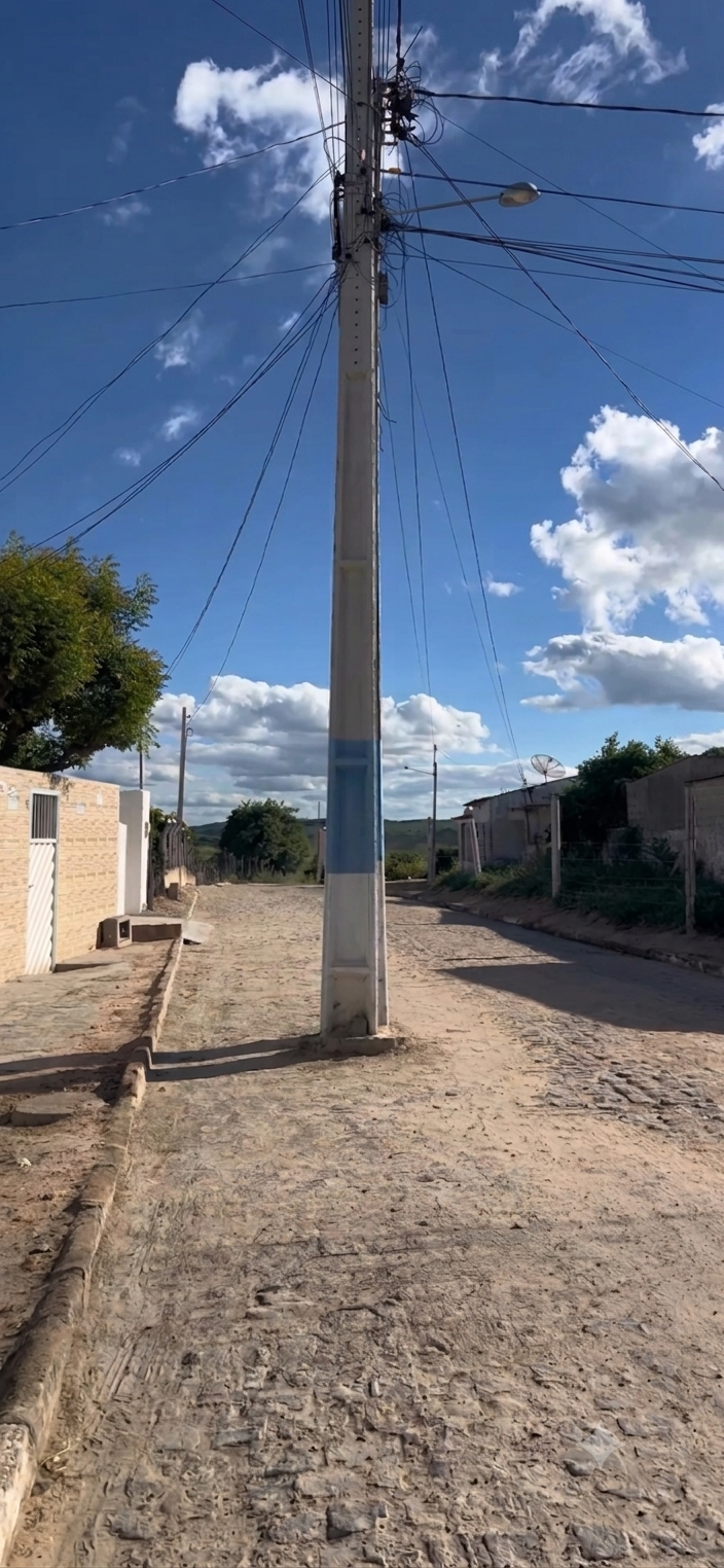 Poste no meio da rua