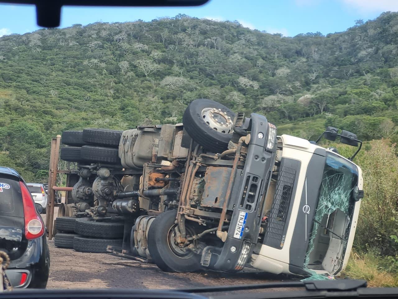 Tombamento de caminhão-pipa deixa dois feridos na AL-145 entre Mata Grande e Água Branca 