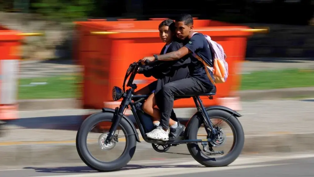 Projetos de lei preveem idade mínima e regras mais duras para o uso de bicicletas elétricas no Brasil