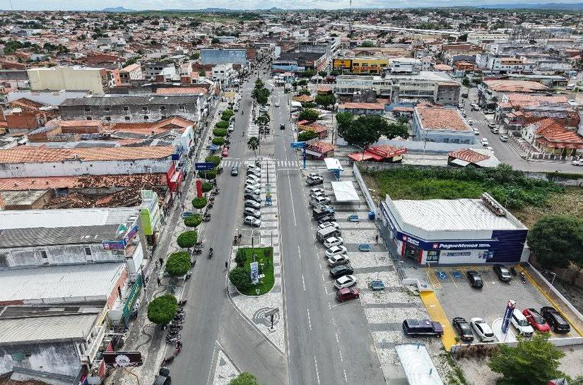 Homem é preso suspeito de ameaçar ex-companheira e destruir porta de residência em Delmiro Gouveia