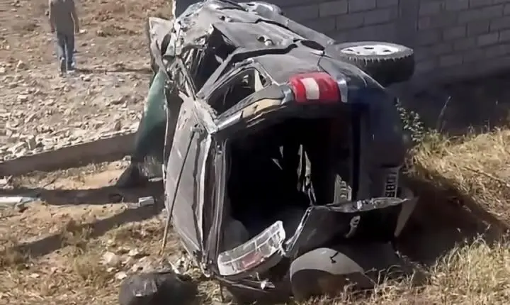 Casal fica ferido após carro colidir em muro e capotar na AL-145, no Sertão de Alagoas