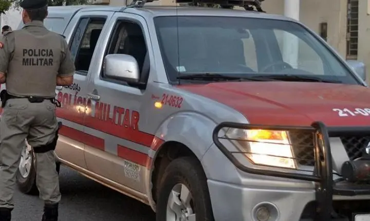 Clientes e comerciante são assaltados por dupla armada em bar de Delmiro Gouveia